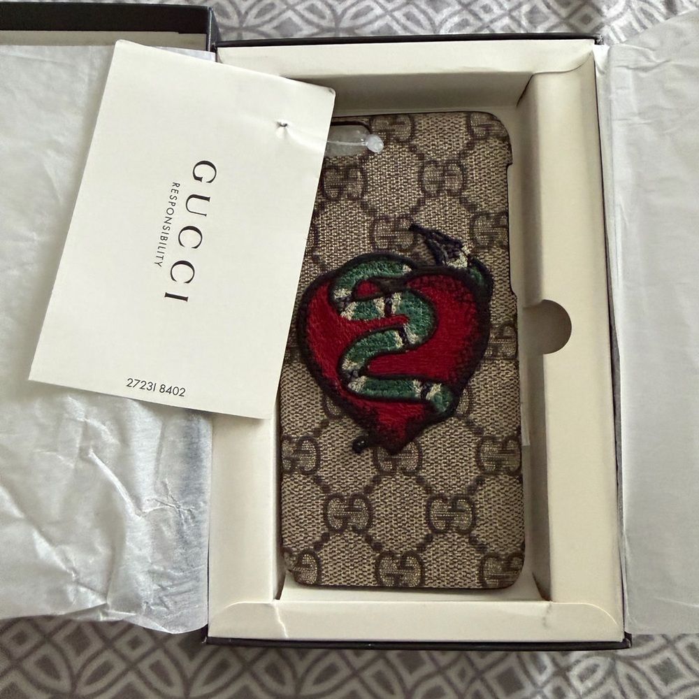 Gucci GG Supreme canvas iPhone 6/7/8 case with a heart and snake patch